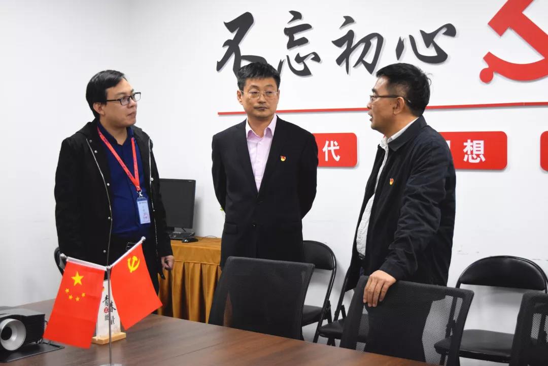 中共安陽(yáng)市委網(wǎng)信辦主任路玉軍、副主任王曉萌等一行人蒞臨安陽(yáng)青峰網(wǎng)絡(luò)指導(dǎo)工作