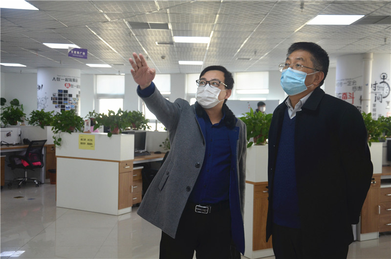中共安陽市委統(tǒng)戰(zhàn)部副部長、市工商聯(lián)黨組書記郭洪俠一行調(diào)研安陽青峰防疫工作和復工復產(chǎn)情況